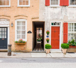 Entrance to the Queen's Studio vacation rental in Charleston, SC