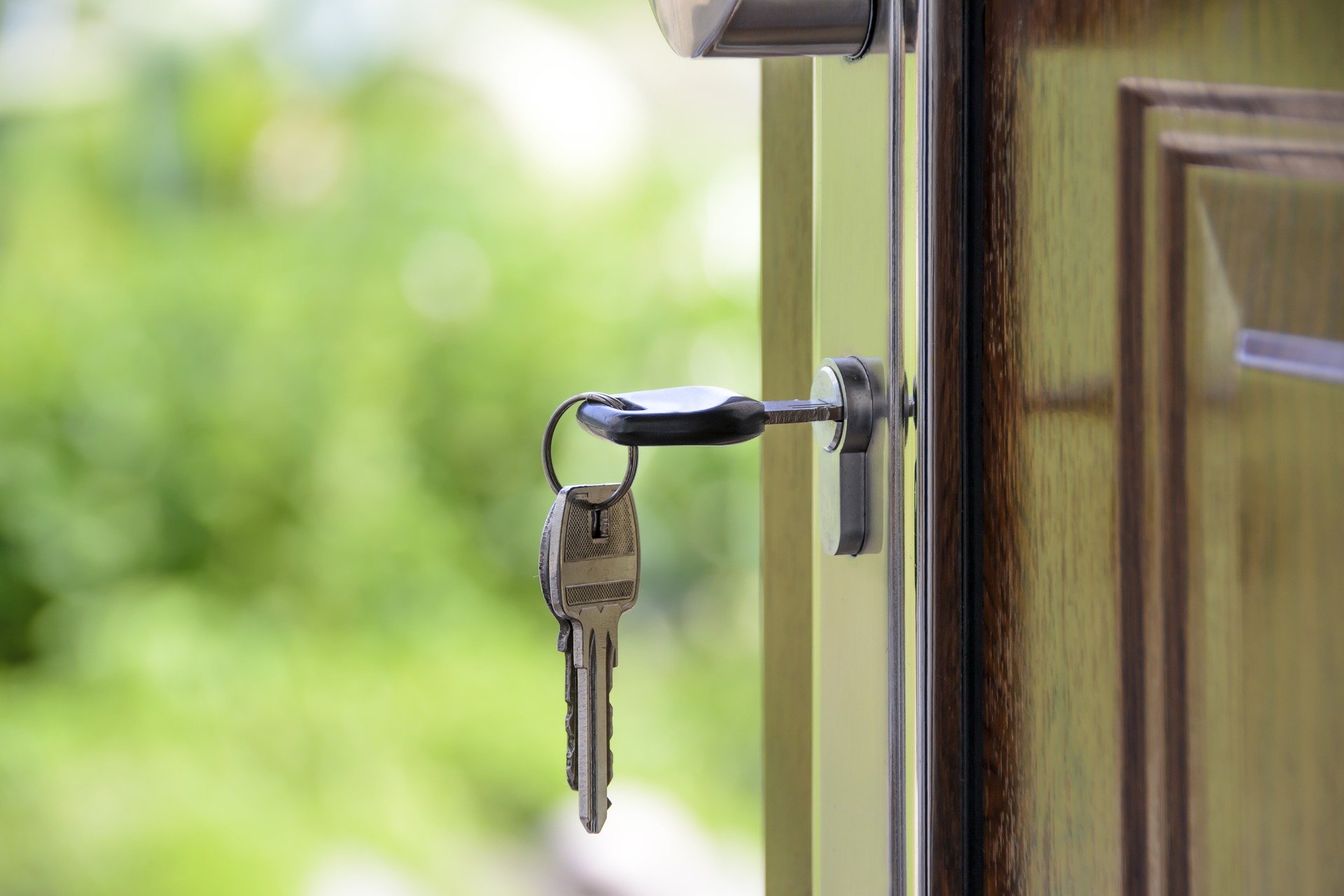 Choosing the Best Door Lock for your Rental: Keyless Entry vs. Lockbox