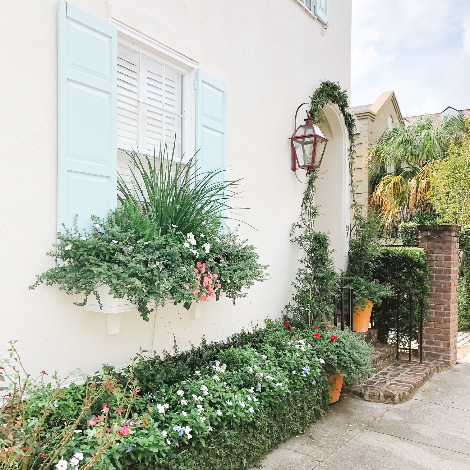 exterior view of a house in the South of Broad neighborhood of Charleston SC